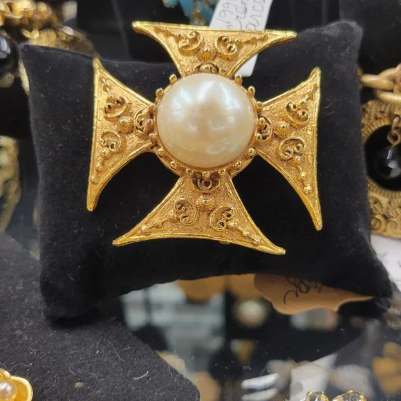 Vintage Gold and Pearl Chanel Style Brooch - Picture 1 of 2